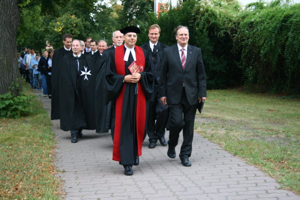Hans-Georg von der Marwitz bei einer Prozession im Rahmen der Schuljahreseröffnung im Johanniter-Gymnasium Wriezen Hans-Georg von der Marwitz bei einer Prozession im Rahmen der Schuljahreseröffnung im Johanniter-Gymnasium Wriezen